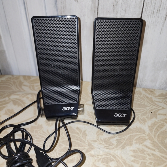 Computer speakers - Picture 1 of 2